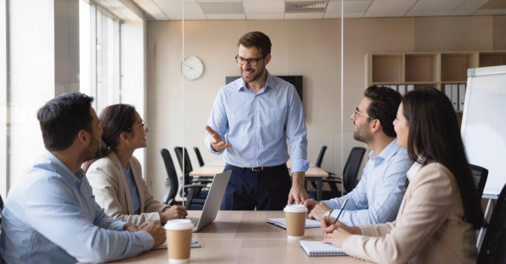 Equipo de ventas en una reunión comercial con energía y ambición real